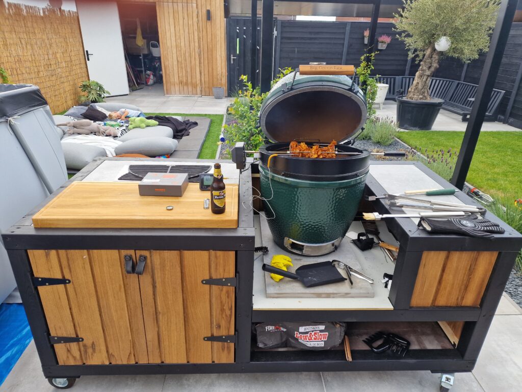 Buiten keuken met Green EGG